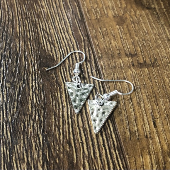 Hammered silver triangle earrings - Picture 2 of 2
